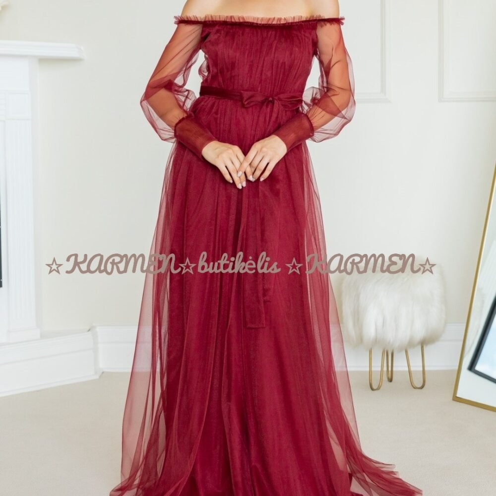 Ilga burgundiška suknelė iš lengvai krintančio tiulio su pakietinta krūtine