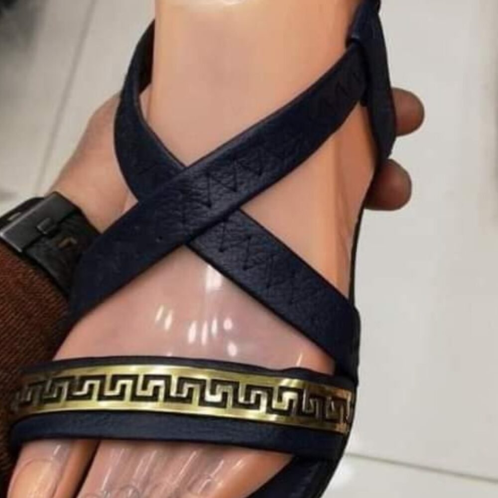 Juodos plonapadės basutės su raštu