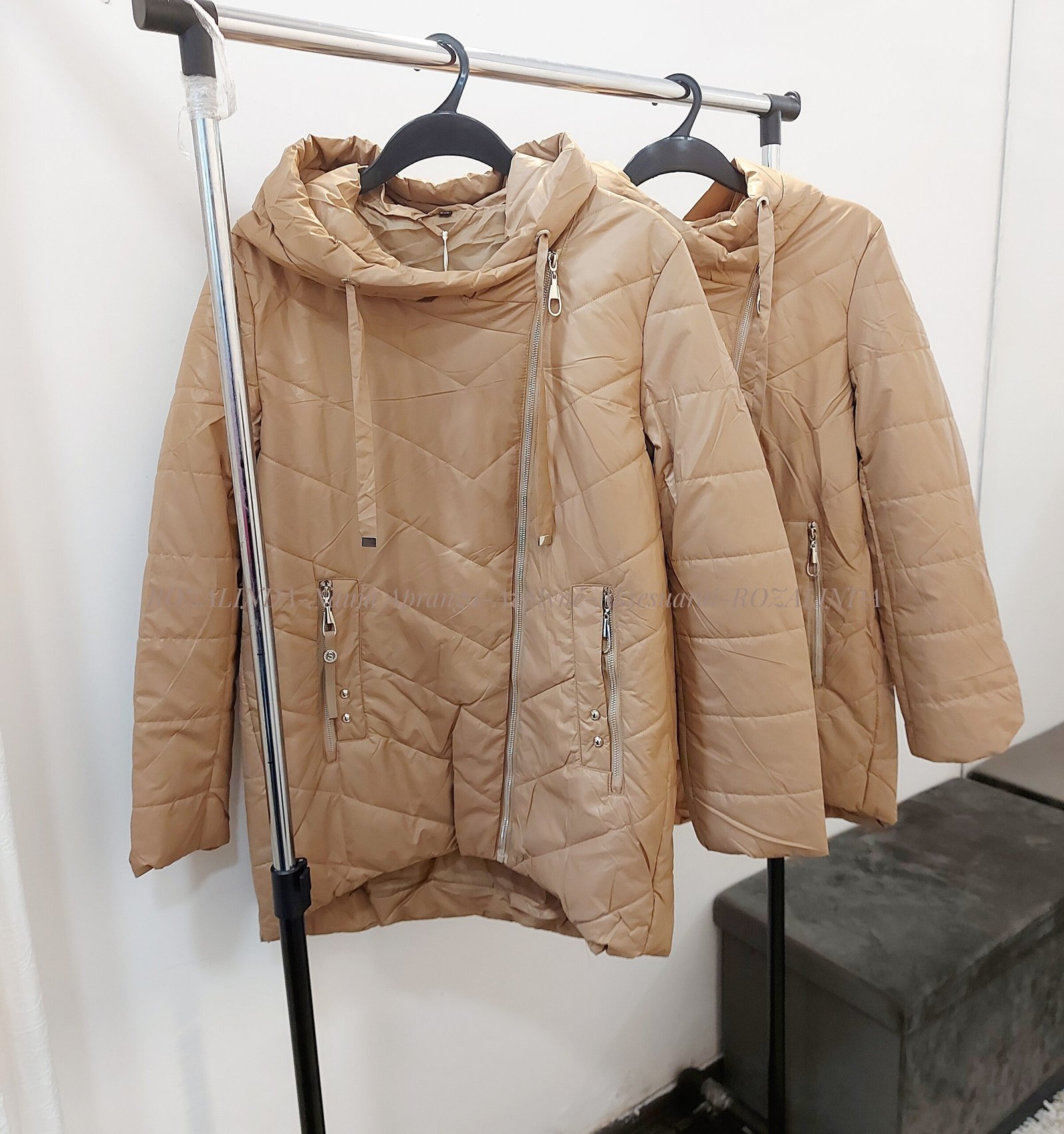 Lengvos rusvos striukės plius dydžio su gobtuvu - Image 3