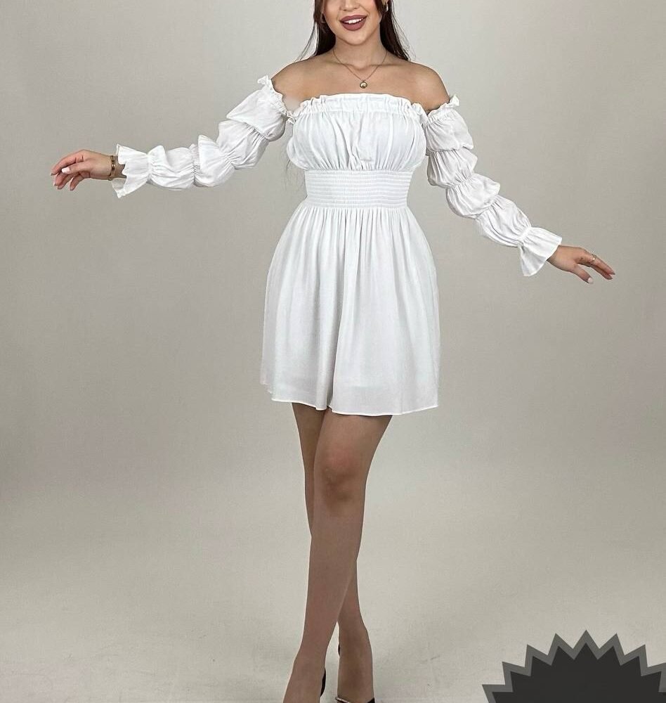 Trumpa balta suknele su dygsniuotomis rankovėmis