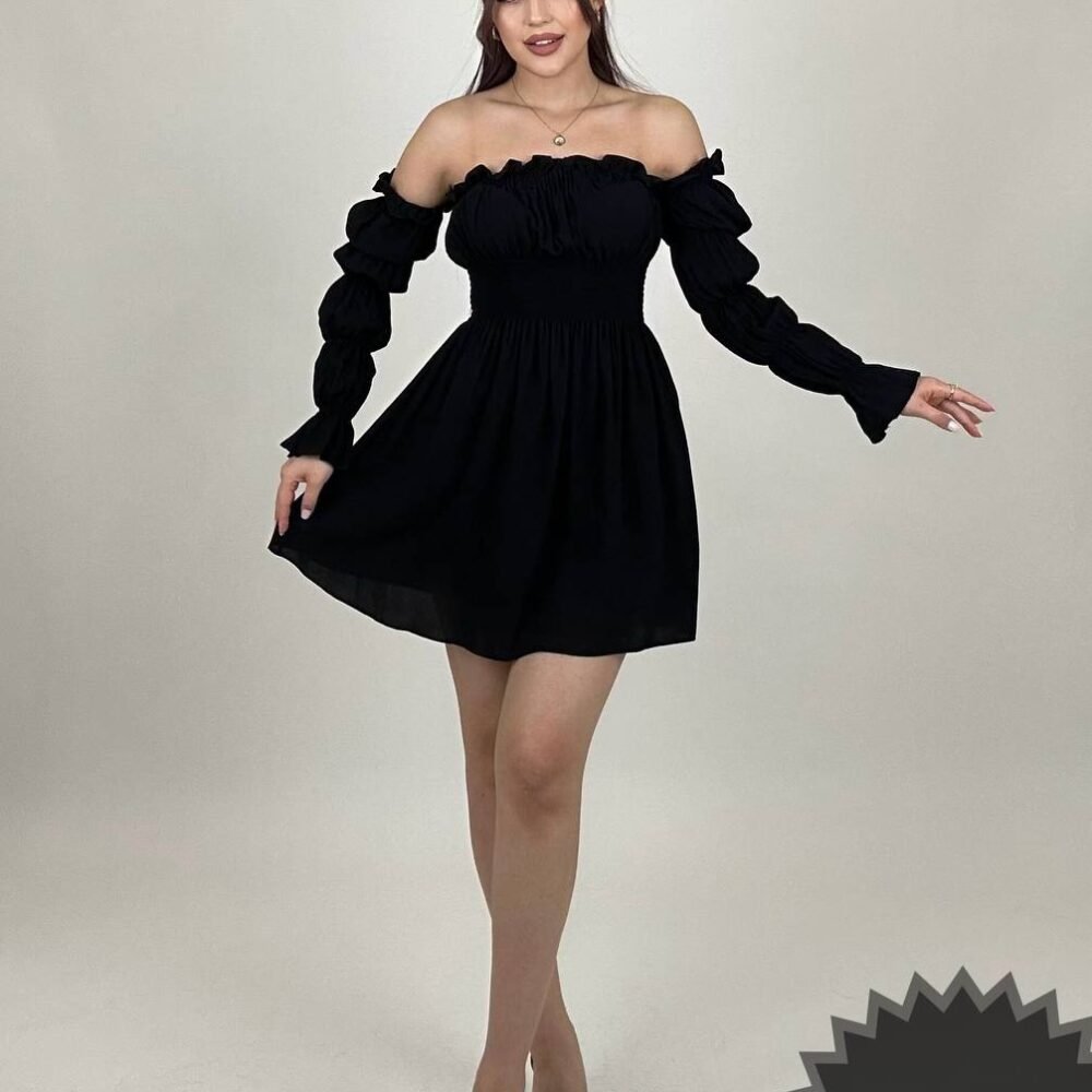 Trumpa juoda suknele su dygsniuotomis rankovėmis