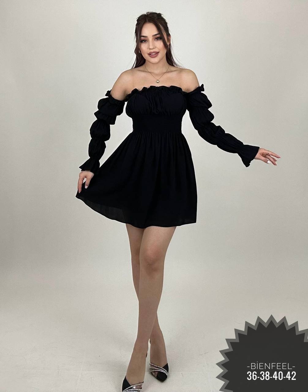 Trumpa juoda suknele su dygsniuotomis rankovėmis