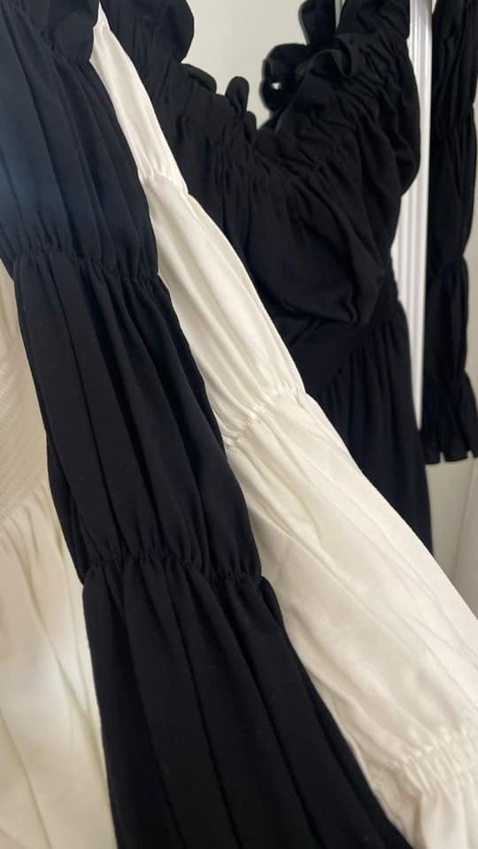 Trumpa juoda suknele su dygsniuotomis rankovėmis - Image 3