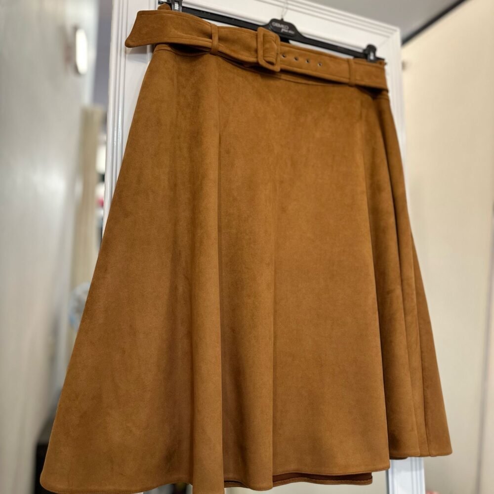 MIDI ilgio varpelio formos karamelinės spalvos sijonas su diržu ir kišenėmis