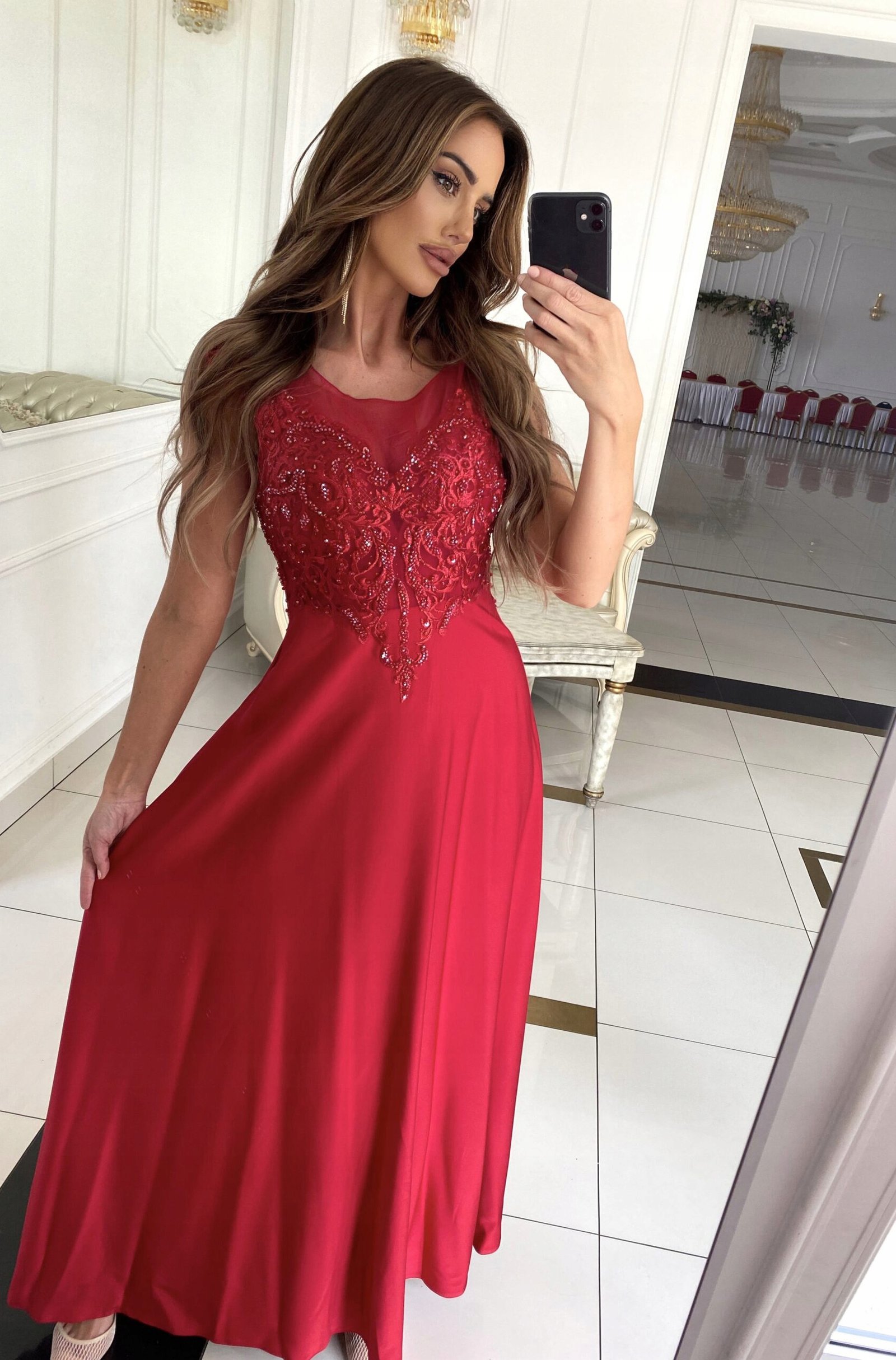 Ilga raudona suknelė su ažūriniu viršumi ir suvarstymu nugaroje, 40dydis