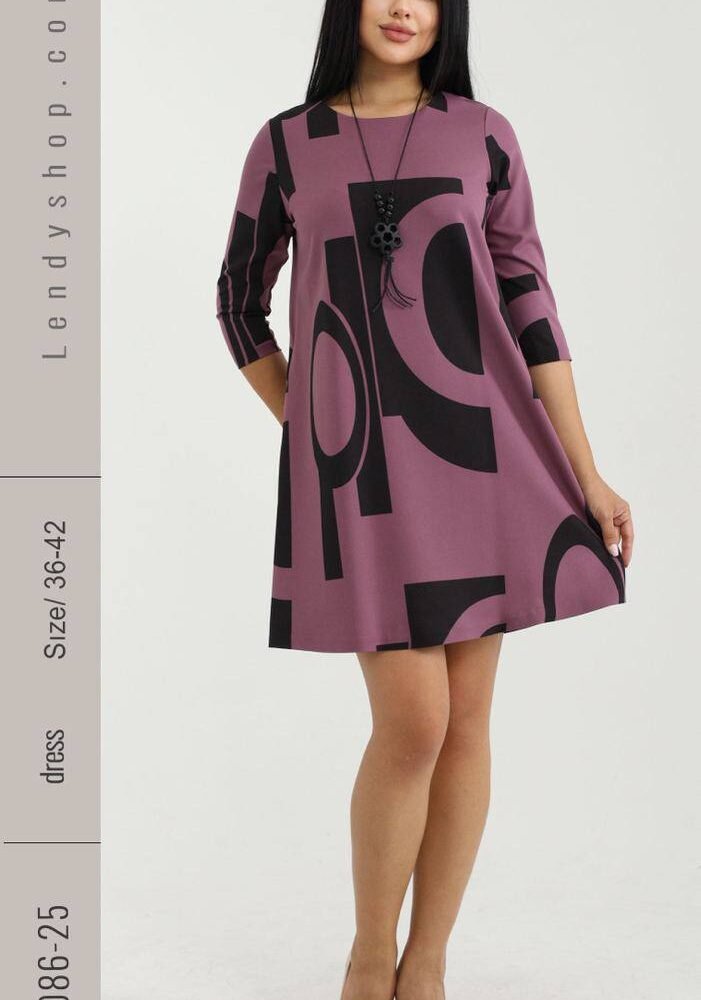 Varpelio tipo suknele su geometriniais raštais