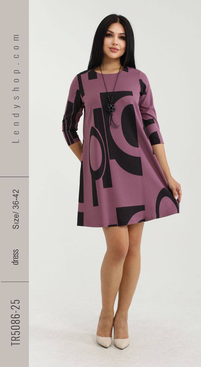 Varpelio tipo suknele su geometriniais raštais