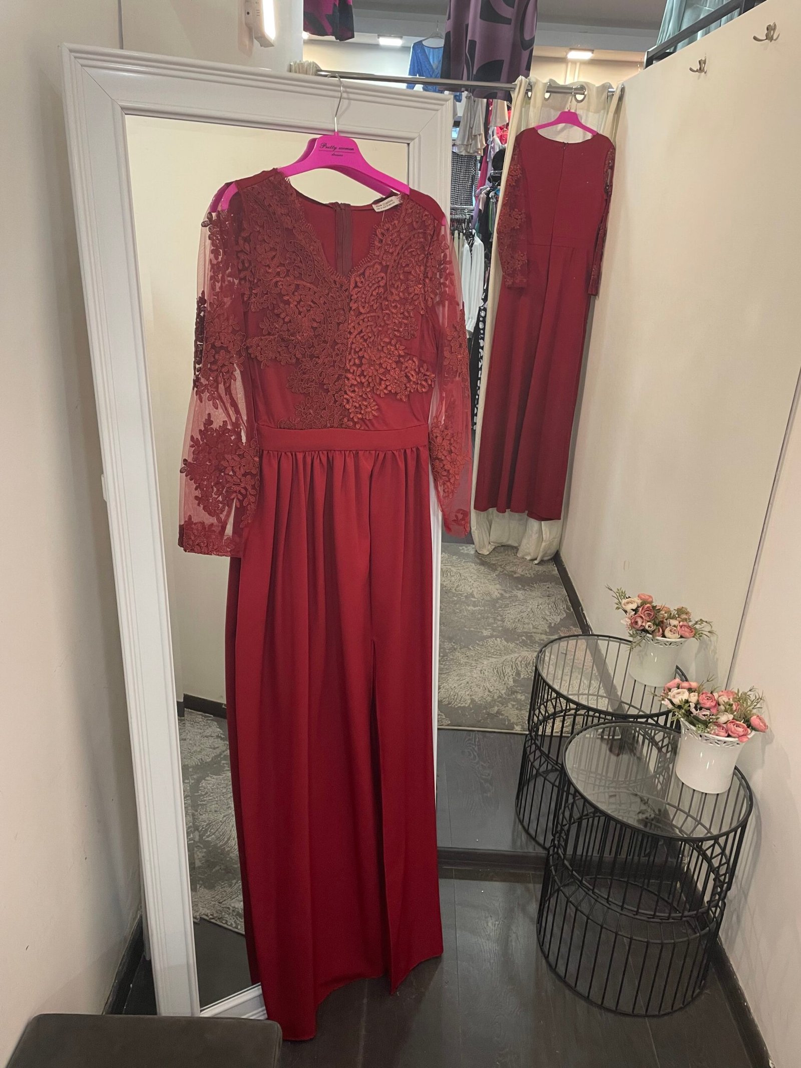 Ilga rubino spalvos siuvinėta suknelė su skeltuku - Image 4