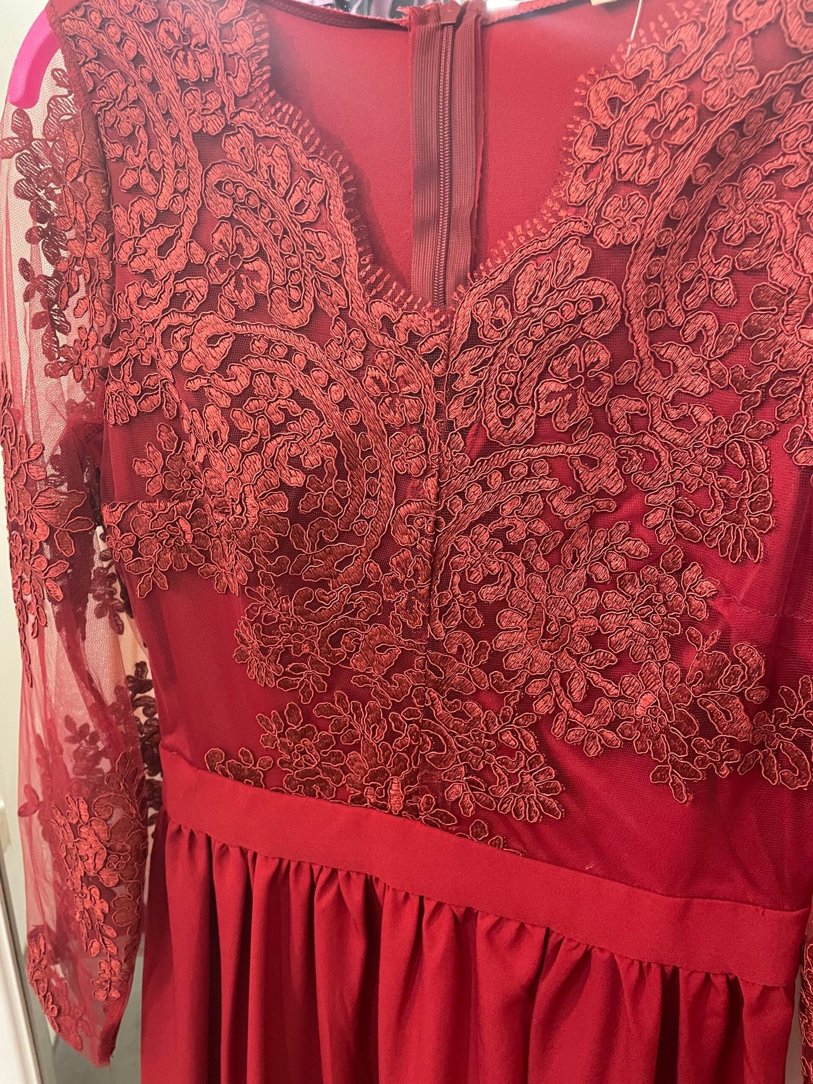 Ilga rubino spalvos siuvinėta suknelė su skeltuku - Image 2