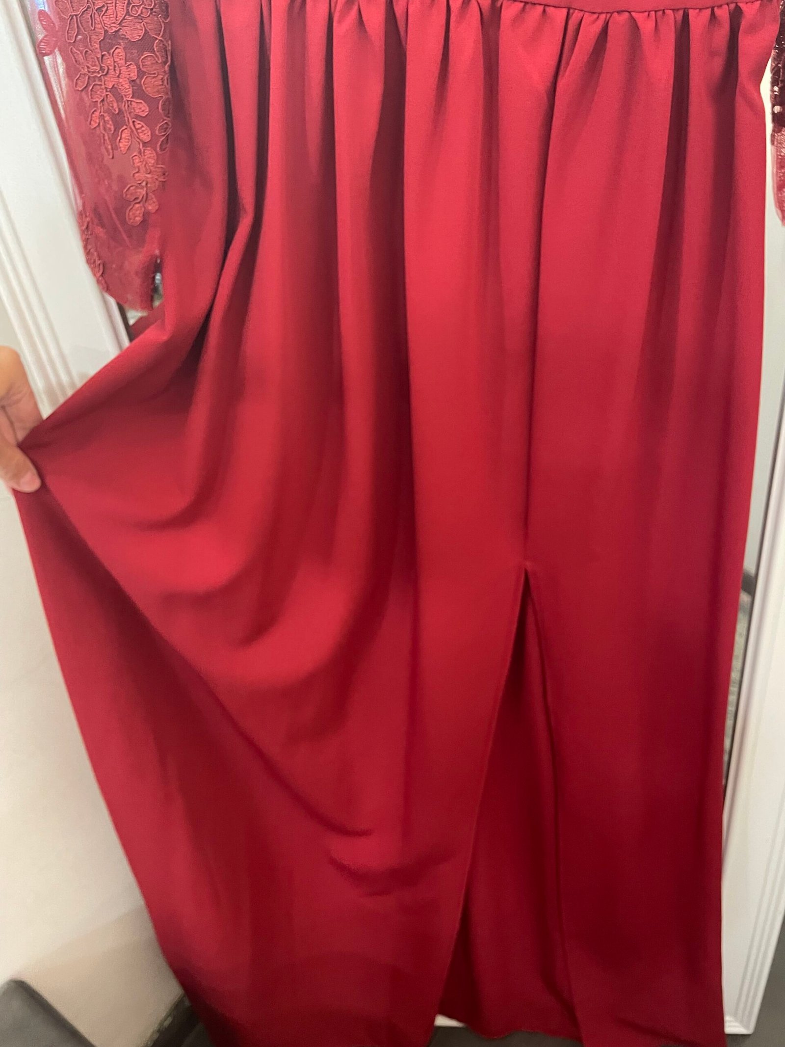 Ilga rubino spalvos siuvinėta suknelė su skeltuku - Image 3