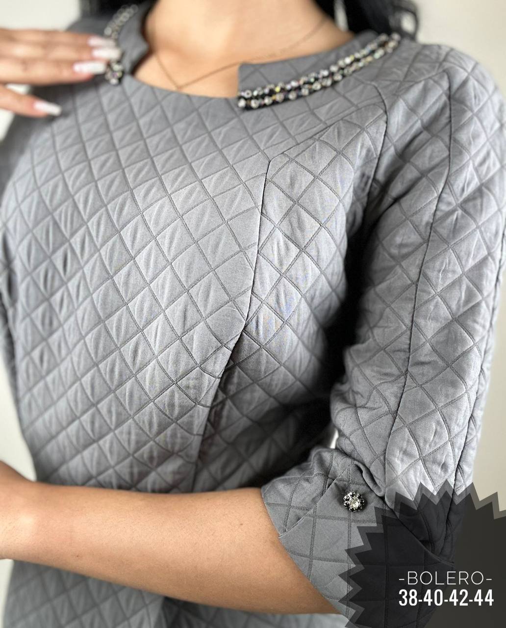 Pilka midi suknelė iš standaus dygsniuoto audinio su pamušalu - Image 2