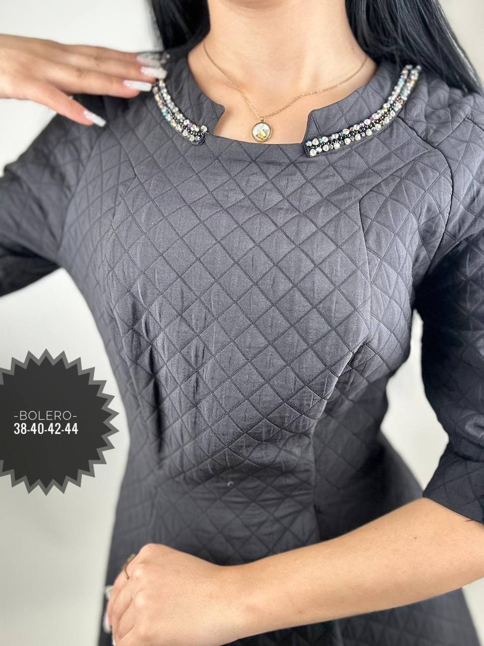 Juoda midi suknelė iš standaus dygsniuoto audinio su pamušalu - Image 2