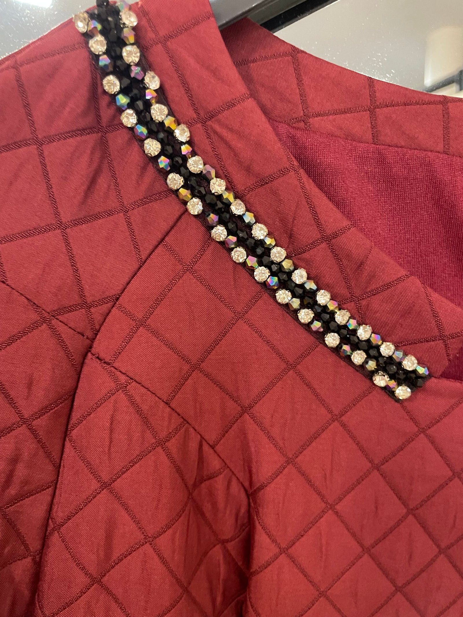 Bordinė midi suknelė iš standaus dygsniuoto audinio su pamušalu - Image 3