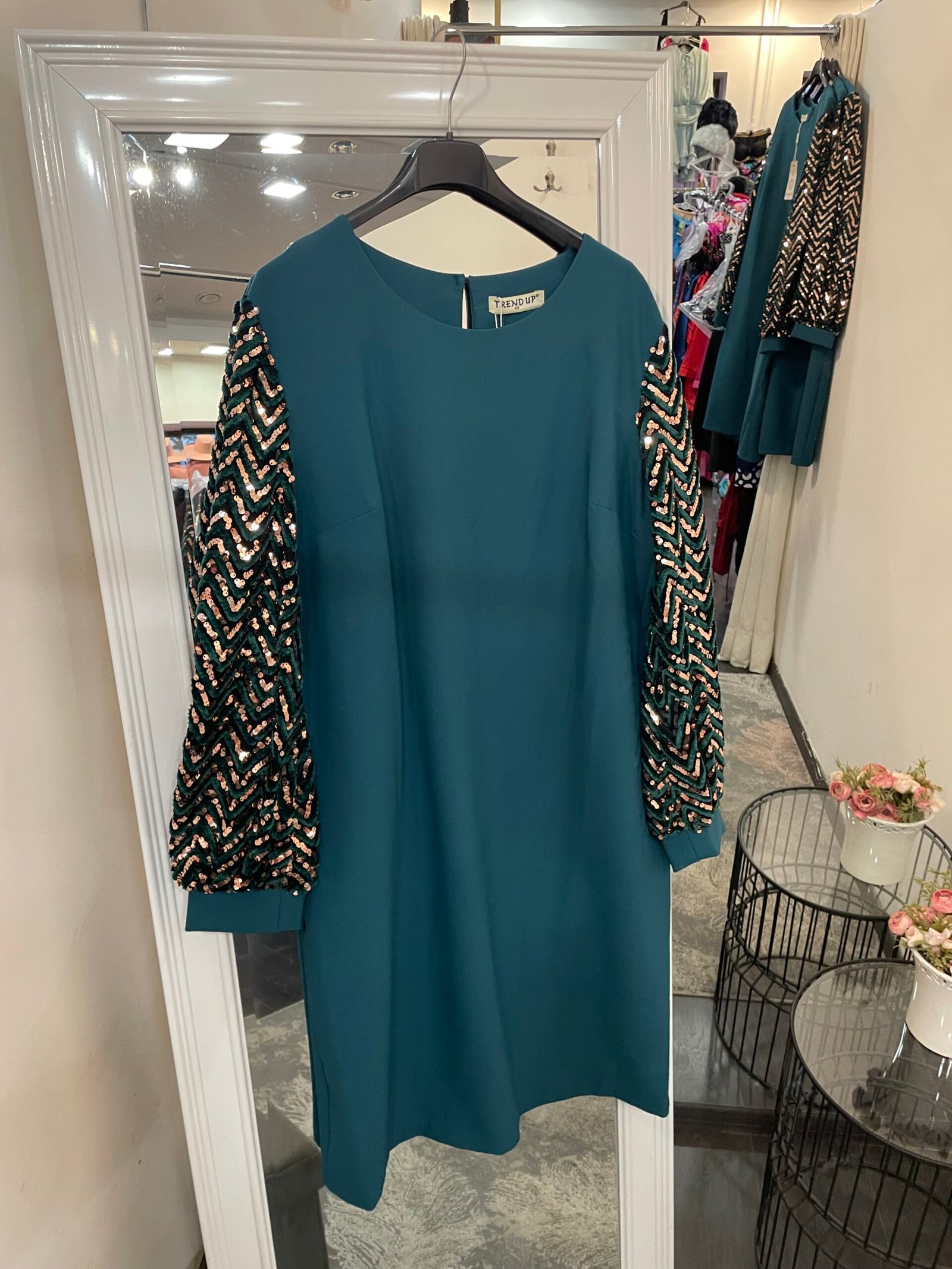 Tamsi vandenyno žalia suknelė su žvilgančiomis rankovėmis - Image 2