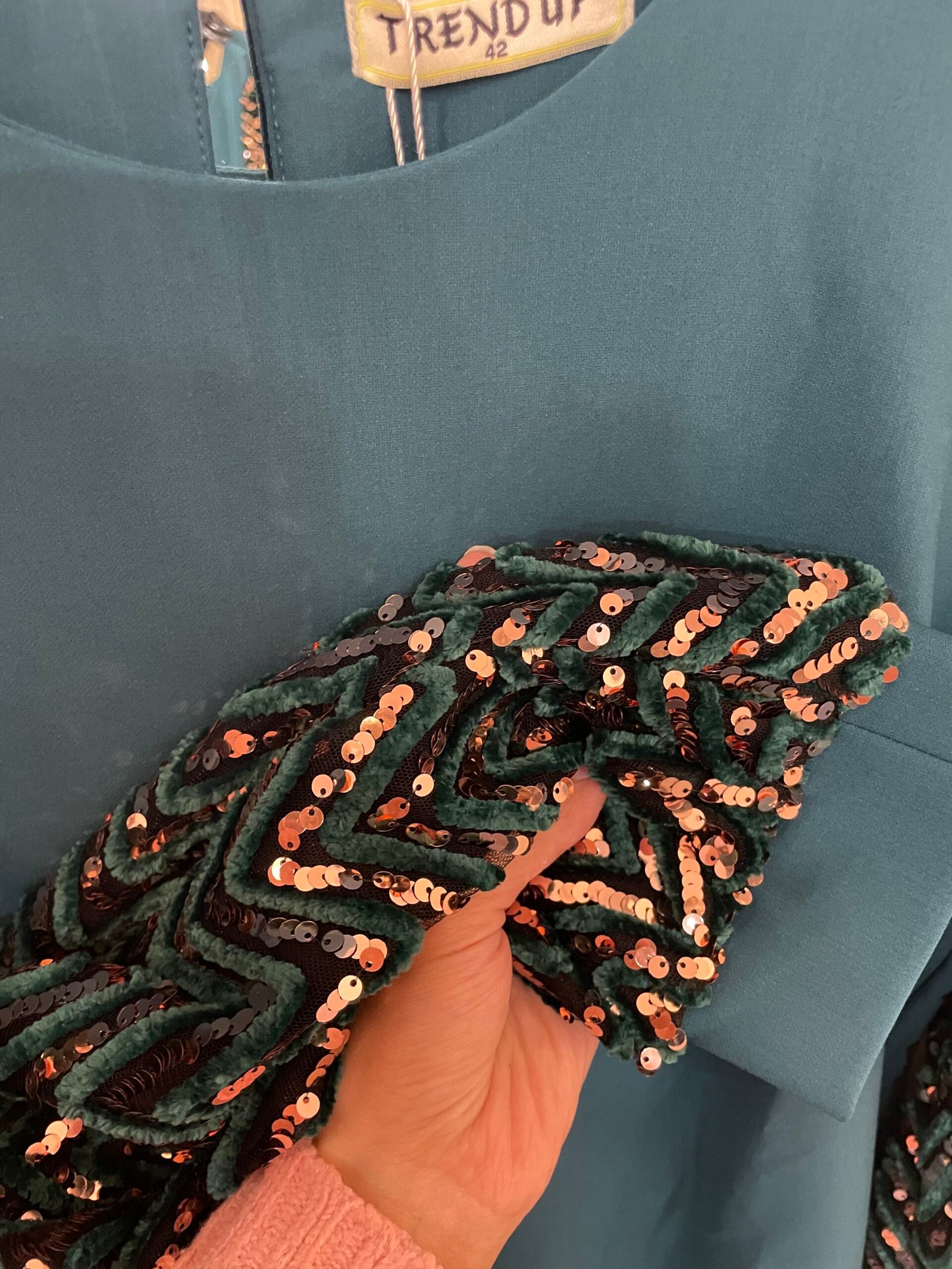 Tamsi vandenyno žalia suknelė su žvilgančiomis rankovėmis - Image 4