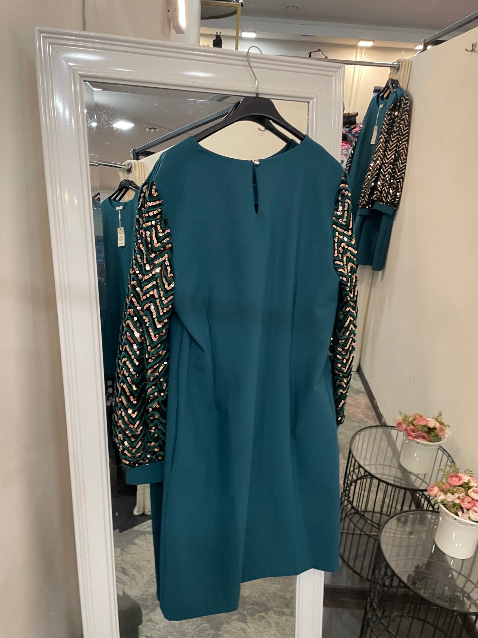 Tamsi vandenyno žalia suknelė su žvilgančiomis rankovėmis - Image 3