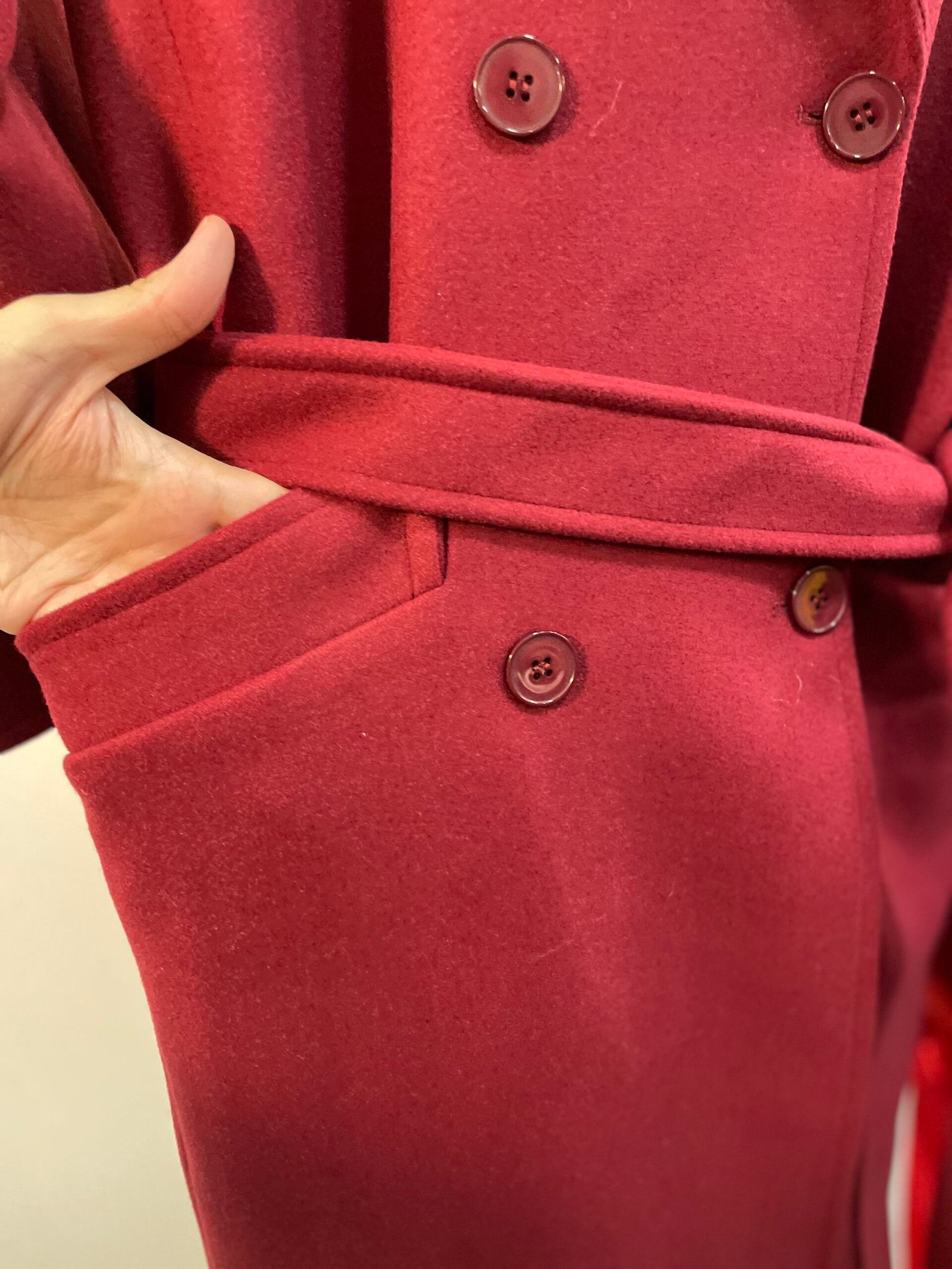 Premium burgundiškas vilnonis pusilgis paltas su diržu - Image 4