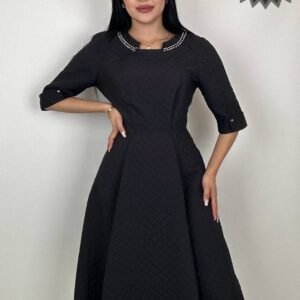 Juoda midi suknelė iš standaus dygsniuoto audinio su pamušalu