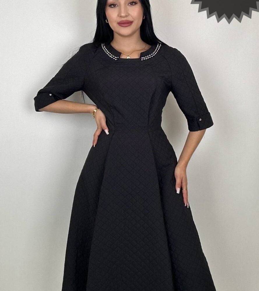 Juoda midi suknelė iš standaus dygsniuoto audinio su pamušalu