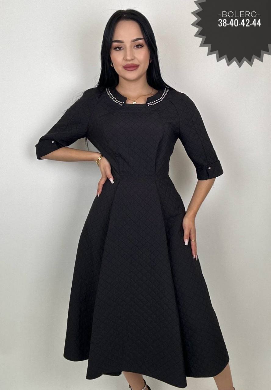 Juoda midi suknelė iš standaus dygsniuoto audinio su pamušalu