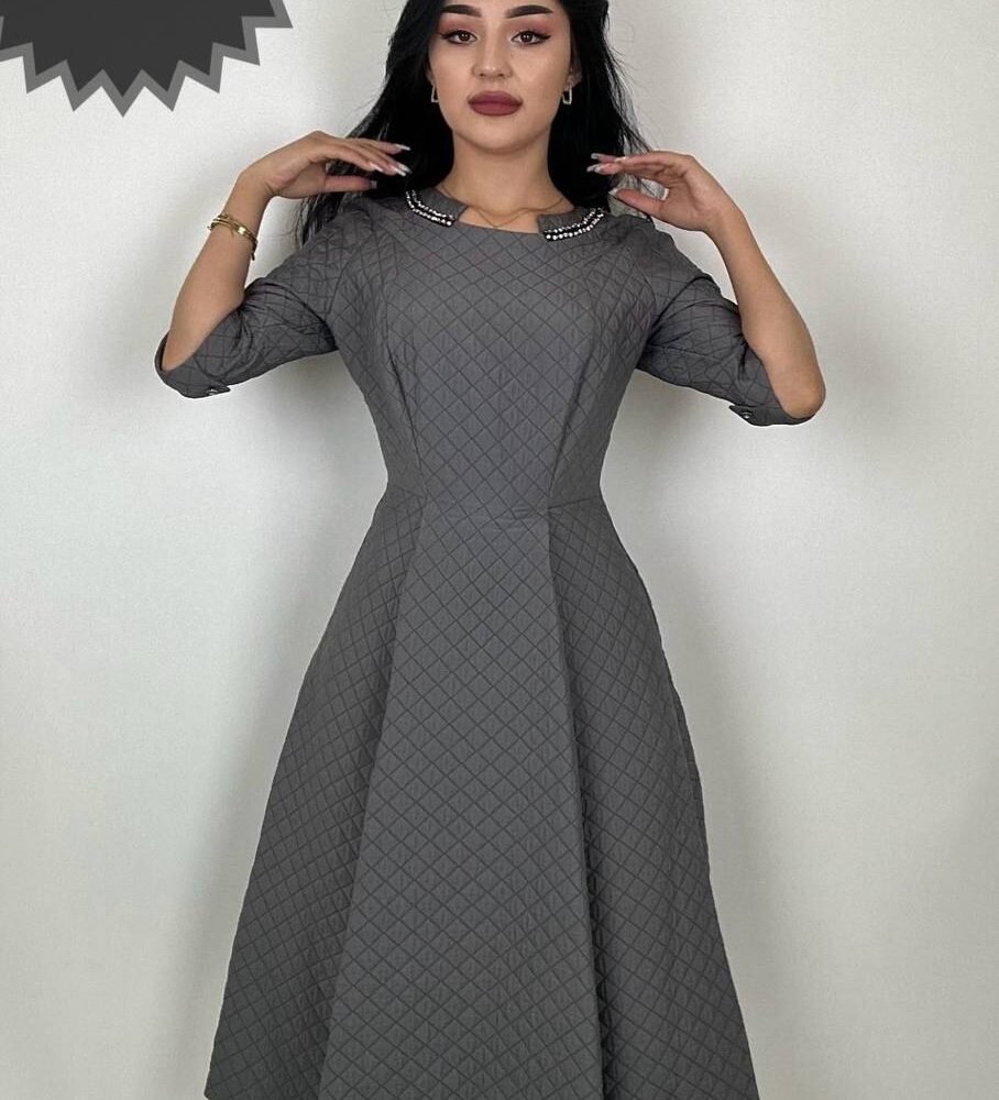 Pilka midi suknelė iš standaus dygsniuoto audinio su pamušalu