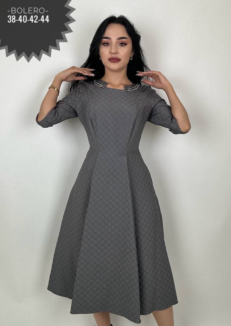 Pilka midi suknelė iš standaus dygsniuoto audinio su pamušalu