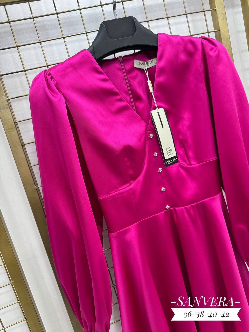 Trumpa fuksijos spalvos suknelė su ilgomis pūstomis rankovėmis ir sagutėmis - Image 2