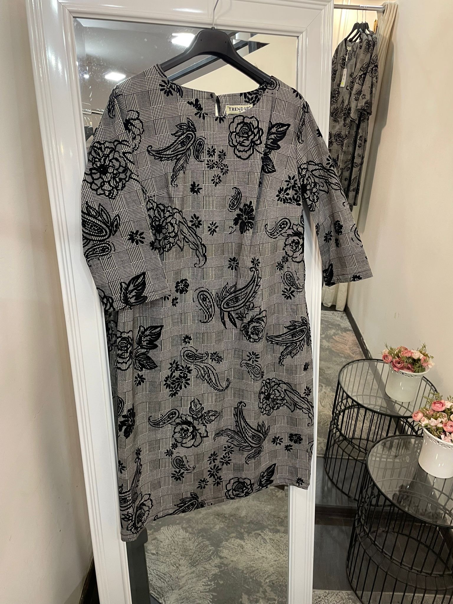 Pilkai languota medvilninė suknelė su raštais, 42–48 dydžiai - Image 4